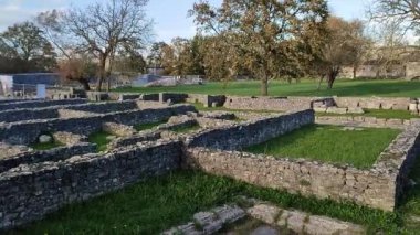 Sepino, Molise, İtalya 17 Kasım 2023: MÖ 4. yüzyıla dayanan antik Samnite kentinin kalıntıları. MÖ 1. yüzyılda Roma yönetimi altına girdi..