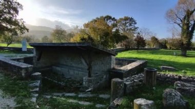 Sepino, Molise, İtalya 17 Kasım 2023: MÖ 4. yüzyıla dayanan antik Samnite kentinin kalıntıları. MÖ 1. yüzyılda Roma yönetimi altına girdi..