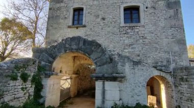 Sepino, Molise, İtalya 17 Kasım 2023: MÖ 4. yüzyıla dayanan antik Samnite kentinin kalıntıları. MÖ 1. yüzyılda Roma yönetimi altına girdi..
