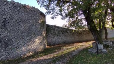Sepino, Molise, İtalya 17 Kasım 2023: MÖ 4. yüzyıla dayanan antik Samnite kentinin kalıntıları. MÖ 1. yüzyılda Roma yönetimi altına girdi..