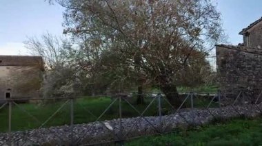 Sepino, Molise, İtalya 17 Kasım 2023: MÖ 4. yüzyıla dayanan antik Samnite kentinin kalıntıları. MÖ 1. yüzyılda Roma yönetimi altına girdi..