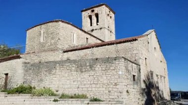 Campobasso, Molise, İtalya 9 Kasım 2023: Largo 'daki San Giorgio Kilisesi Don Giovanni Battista, şehrin koruyucu azizine adanmıştır. 12. yüzyıla dayanan kilise, tüm eyaletin en eski kilisesi olarak kabul ediliyor.