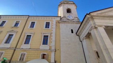 Campobasso, Molise, İtalya 9 Kasım 2023: Dar sokaklardan tarihi merkeze bir bakış
