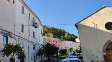 Campobasso, Molise, İtalya 9 Kasım 2023: Dar sokaklardan tarihi merkeze bir bakış