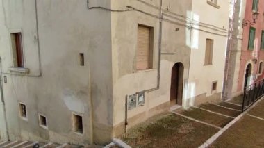 Campobasso, Molise, İtalya 9 Kasım 2023: Dar sokaklardan tarihi merkeze bir bakış