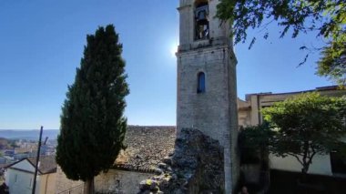 Campobasso, Molise, İtalya 9 Kasım 2023: Piazzale 'deki San Bartolomeo 13. yüzyıl kilisesi Michele De Nigris ve Salita Santa Maria Maggiore