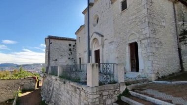 Campobasso, Molise, İtalya 9 Kasım 2023: Piazzale 'deki San Bartolomeo 13. yüzyıl kilisesi Michele De Nigris ve Salita Santa Maria Maggiore