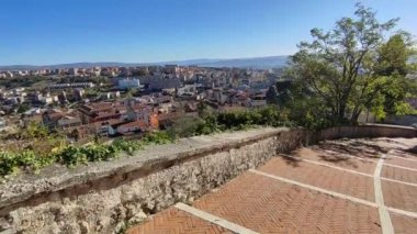 Campobasso, Molise, İtalya 9 Kasım 2023: Salita Santa Maria Maggiore 'un merdivenlerinden Panorama