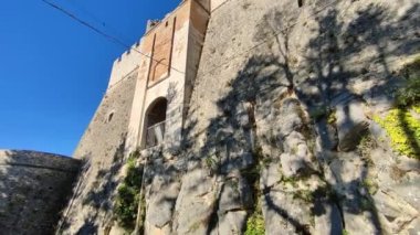 Campobasso, Molise, İtalya. 9 Kasım 2023: Monforte Şatosu, 15. yüzyılda restore edildi.