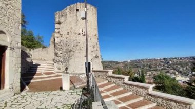 Campobasso, Molise, İtalya 9 Kasım 2023: 15. yüzyıl Torre Terzano 'sunun Salita Santa Maria Maggiore ile harabesi