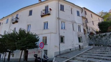 Campobasso, Molise, İtalya 9 Kasım 2023: Dar sokaklardan tarihi merkeze bir bakış