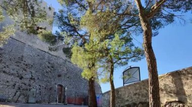 Campobasso, Molise, İtalya. 9 Kasım 2023: Monforte Şatosu, 15. yüzyılda restore edildi.