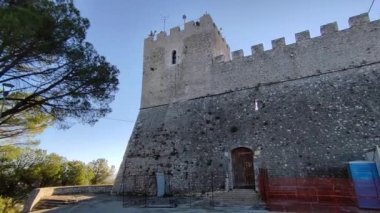 Campobasso, Molise, İtalya. 9 Kasım 2023: Monforte Şatosu, 15. yüzyılda restore edildi.
