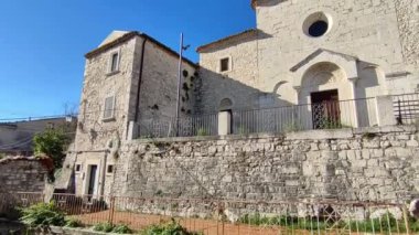 Campobasso, Molise, İtalya 9 Kasım 2023: Piazzale 'deki San Bartolomeo 13. yüzyıl kilisesi Michele De Nigris ve Salita Santa Maria Maggiore