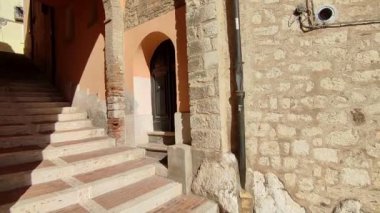 Campobasso, Molise, İtalya 9 Kasım 2023: Dar sokaklardan tarihi merkeze bir bakış