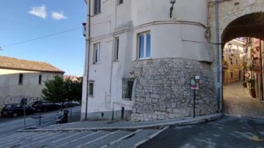 Campobasso, Molise, İtalya 9 Kasım 2023: Dar sokaklardan tarihi merkeze bir bakış