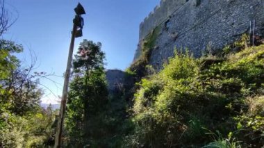 Campobasso, Molise, İtalya. 9 Kasım 2023: Monforte Şatosu, 15. yüzyılda restore edildi.