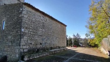 Campobasso, Molise, İtalya 9 Kasım 2023: Largo 'daki San Giorgio Kilisesi Don Giovanni Battista, şehrin koruyucu azizine adanmıştır. 12. yüzyıla dayanan kilise, tüm eyaletin en eski kilisesi olarak kabul ediliyor.