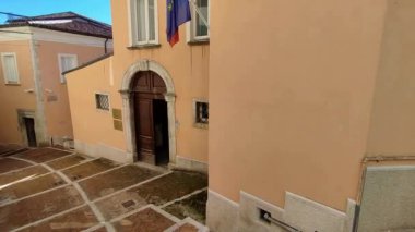 Campobasso, Molise, İtalya 9 Kasım 2023: Dar sokaklardan tarihi merkeze bir bakış