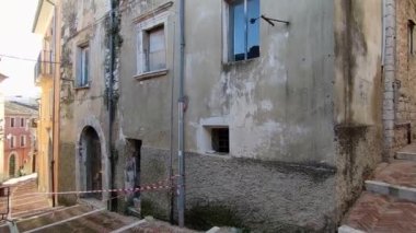 Campobasso, Molise, İtalya 9 Kasım 2023: Dar sokaklardan tarihi merkeze bir bakış