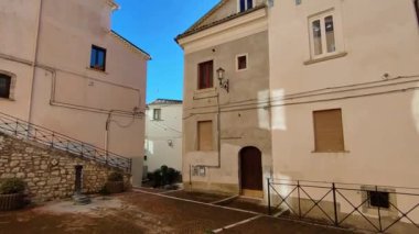 Campobasso, Molise, İtalya 9 Kasım 2023: Dar sokaklardan tarihi merkeze bir bakış