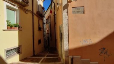 Campobasso, Molise, İtalya 9 Kasım 2023: Dar sokaklardan tarihi merkeze bir bakış