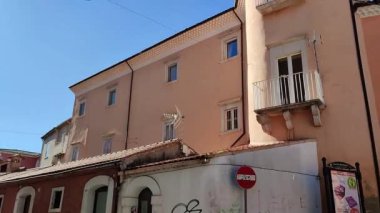 Campobasso, Molise, İtalya 9 Kasım 2023: Dar sokaklardan tarihi merkeze bir bakış
