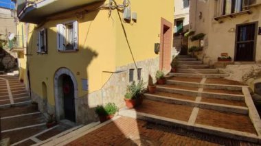 Campobasso, Molise, İtalya 9 Kasım 2023: Dar sokaklardan tarihi merkeze bir bakış