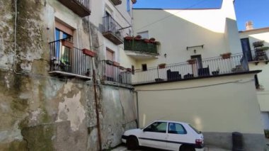 Campobasso, Molise, İtalya 9 Kasım 2023: Dar sokaklardan tarihi merkeze bir bakış