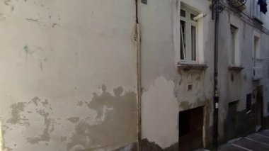 Campobasso, Molise, İtalya 9 Kasım 2023: Dar sokaklardan tarihi merkeze bir bakış