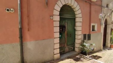 Campobasso, Molise, İtalya 9 Kasım 2023: Dar sokaklardan tarihi merkeze bir bakış