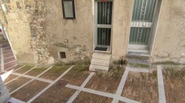 Campobasso, Molise, İtalya 9 Kasım 2023: Dar sokaklardan tarihi merkeze bir bakış