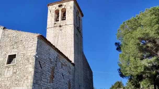 カンポバッソ モリゼ イタリア 2023年11月9日 ラルゴ ジョヴァンニ バティスタのサン ジョルジオ教会 市の守護聖人に捧げられました 12世紀にさかのぼるこの教会は — ストック動画