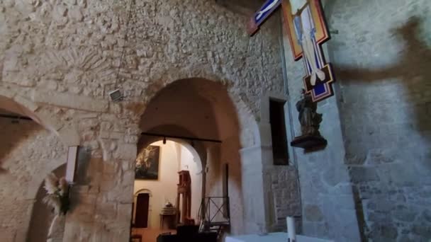 2023年11月9日 意大利莫利斯 坎波巴索 13世纪圣巴托洛梅奥教堂的内部 位于圣塔玛丽亚 马吉奥雷 Salita Santa Maria Maggiore — 图库视频影像