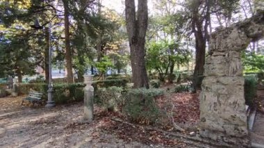 Campobasso, Molise, İtalya 17 Kasım 2023: De Capoa ailesinin 19. yüzyıl parkı 1930 'larda belediyeye satılarak Villa Comunale oldu.