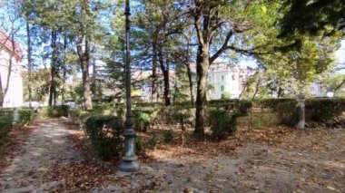 Campobasso, Molise, İtalya 17 Kasım 2023: De Capoa ailesinin 19. yüzyıl parkı 1930 'larda belediyeye satılarak Villa Comunale oldu.