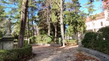 Campobasso, Molise, İtalya 17 Kasım 2023: De Capoa ailesinin 19. yüzyıl parkı 1930 'larda belediyeye satılarak Villa Comunale oldu.
