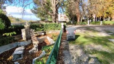Campobasso, Molise, İtalya 17 Kasım 2023: De Capoa ailesinin 19. yüzyıl parkı 1930 'larda belediyeye satılarak Villa Comunale oldu.
