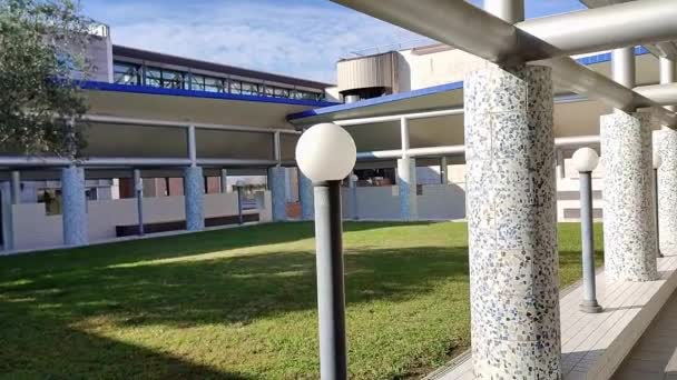 2023年12月20日 イタリア カンパニアのエチオール ソッツァスによって設計された平和の女王 ユニサ大学キャンパスにあるアーティストエンツォ クッチによる彫刻的なテラコッタ噴水 — ストック動画