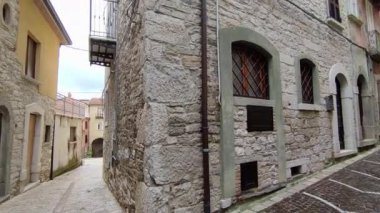Frosolone, Molise, İtalya 13 Temmuz 2022: Ara sokaklardan tarihi merkeze bir bakış