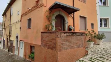 Frosolone, Molise, İtalya 13 Temmuz 2022: Ara sokaklardan tarihi merkeze bir bakış