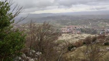 Frosolone, Molise, İtalya 13 Temmuz 2022: MÖ 5. yüzyıla dayanan Oscan-Samnite arkeolojik alanının panoraması.