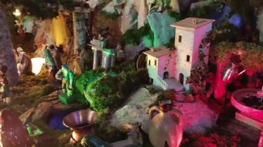Frosolone, Molise, İtalya 30 Kasım 2023: Corso Garibaldi 'deki San Pietro Apostolo Kilisesi' nde doğum sahnesi