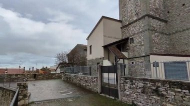 Frosolone, Molise, İtalya 13 Temmuz 2022: Ara sokaklardan tarihi merkeze bir bakış