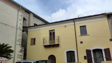 Frosolone, Molise, İtalya 13 Temmuz 2022: Corso Zampini 'de San Michele Arcangelo Kilisesi