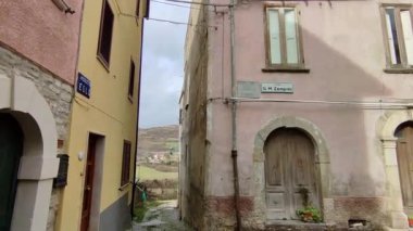 Frosolone, Molise, İtalya 13 Temmuz 2022: Ara sokaklardan tarihi merkeze bir bakış