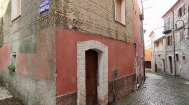 Frosolone, Molise, İtalya 13 Temmuz 2022: Ara sokaklardan tarihi merkeze bir bakış