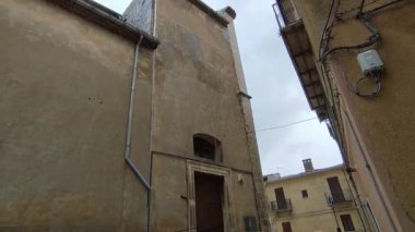 Frosolone, Molise, İtalya 13 Temmuz 2022: Piazza Municipio 'daki Santa Maria Assunta Kilisesi