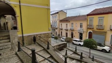 Frosolone, Molise, İtalya 13 Temmuz 2022: Ara sokaklardan tarihi merkeze bir bakış