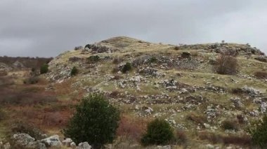 Frosolone, Molise, İtalya 13 Temmuz 2022: MÖ 5. yüzyıla dayanan Oscan-Samnite arkeolojik alanının panoraması.